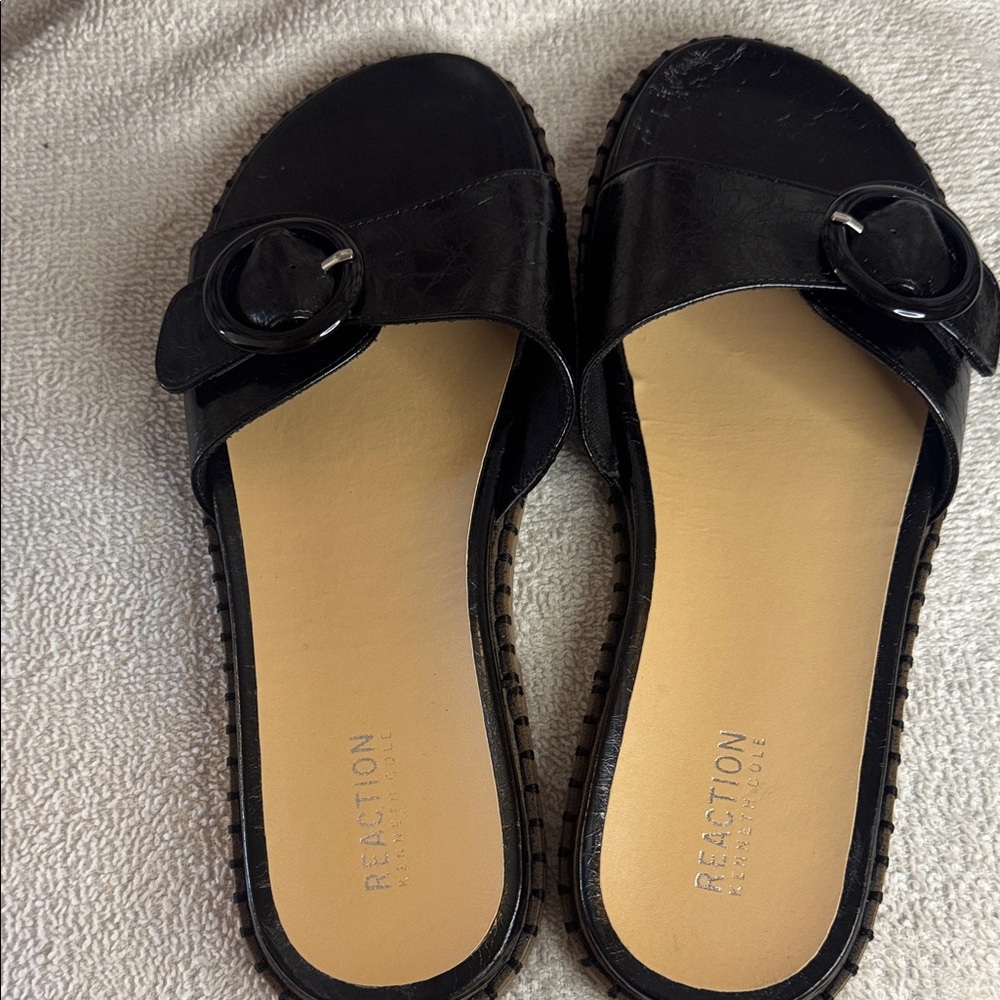 Reaction Kenneth Cole Black Buckle Sandals
